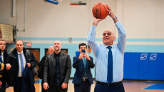 Νίκος Δένδιας: Έδειξε σε Ελληνόπουλα του Σικάγο πώς εκτελούνται οι βολές - Δείτε φωτογραφίες