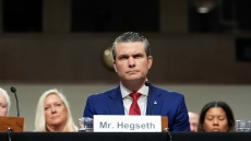 Η Γερουσία προωθεί τον Πιτ Χέγκσεθ ως υπουργό Άμυνας του Τραμπ παρά τις καταγγελίες για ανάρμοστη συμπεριφορά 