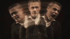 Θανάσης Κουρλαμπάς:  Στο θέατρο Αποθήκη μεταφέρεται το έργο «Άνθρωπος χωρίς όνομα» στο οποίο πρωταγωνιστεί