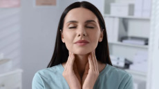 Υπερθυρεοειδισμός: Τι προκαλεί την υπερλειτουργία του αδένα – Τα συμπτώματα και οι θεραπευτικές επιλογές