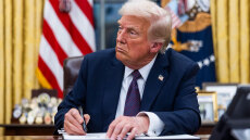 Ο Τραμπ τερματίζει κάθε ομοσπονδιακή στήριξη των υπηρεσιών υγείας που βοηθούν στη φυλομετάβαση τρανς εφήβων