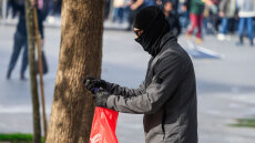 Φωτογραφία-ντοκουμέντο: Η στιγμή που κουκουλοφόρος φτιάχνει βόμβα μολότοφ, για να την ρίξει στα ΜΑΤ