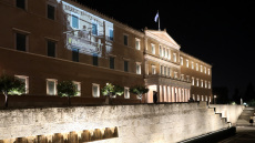 Φωταγώγηση της Βουλής στη μνήμη του Ολοκαυτώματος - Δείτε φωτογραφίες