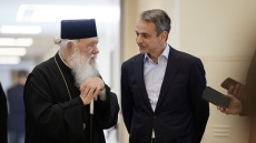 Μητσοτάκης-Ιερώνυμος: Ο Αρχιεπίσκοπος «βάζει στο τραπέζι» εκκλησιαστικά ακίνητα για «κοινωνική κατοικία» και φοιτητικές εστίες