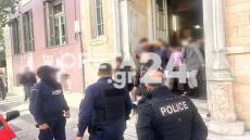 Οργισμένοι πολίτες επιτέθηκαν φραστικά στο ζευγάρι που ξυλοκόπησε άγρια το 3χρονο αγοράκι - Παραιτήθηκε ο δικηγόρος του 44χρονου