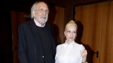 Ο Αλέξανδρος Λυκουρέζος με τη σύντροφό του, Τζένη Οικονόμου, σε θεατρική πρεμιέρα