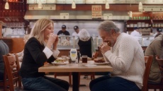 Μεγκ Ράιαν - Μπίλι Κρίσταλ: Αναπαριστούν τη διάσημη σκηνή από το «When Harry Met Sally» σε διαφήμιση του Super Bowl