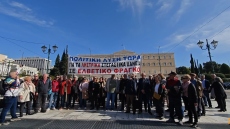 Συγκέντρωση από δανειολήπτες με ελβετικό φράγκο στη Βουλή, δείτε βίντεο