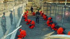 Ο Τραμπ θέλει να στείλει 30.000 μετανάστες στο Γκουαντάναμο - «Θα είναι για τους χειρότερους εγκληματίες που απειλούν τον λαό» 