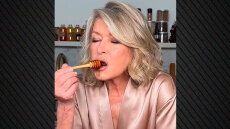 H Μάρθα Στιούαρτ στα 83 της γύρισε βίντεο που δαγκώνει φράουλες και... λερώνεται με μέλι