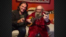 Χρήστος Παπαδόπουλος: Ο γκουρού της ροκ με μπουζούκι στα χέρια, γράφει ποζάροντας δίπλα στον Δημήτρη Πουλικάκο