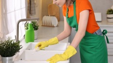 Ποιος είναι ο ιδανικός τρόπος να καθαρίσετε μια και καλή τον σωλήνα του νεροχύτη;