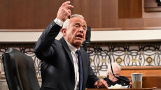 Άγρια κόντρα του Ρόμπερτ Κένεντι με αξιωματούχους των CDC: Αποπέμφθηκε η διευθύντρια, παραιτήθηκε υψηλόβαθμος ομογενής επιστήμονας