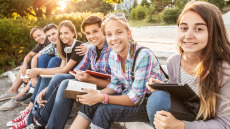 Γιατροί και νοσηλευτές θέλουν να γίνουν οι περισσότεροι 15χρονοι στον κόσμο – Τι συμβαίνει στην Ελλάδα