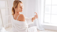 Αποσμητικά σώματος: Πόσο πολύ τα χρειαζόμαστε; Η ειδικός δίνει μια απρόσμενη απάντηση