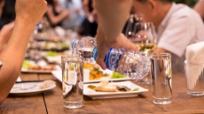 Γαλλία: Μια γυναίκα έπαθε εσωτερικά εγκαύματα όταν ήπιε εμφιαλωμένο νερό που περιείχε καυστική σόδα