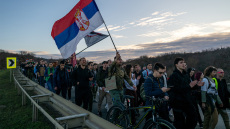 Πορεία των φοιτητών του Βελιγραδίου στο Νόβι Σαντ - Υποκινούμενες από το εξωτερικό οι κινητοποιήσεις, υποστηρίζει ο Βούτσιτς