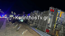 Ανατροπή νταλίκας στην Εθνική Αθηνών - Πατρών, δείτε φωτογραφίες