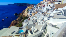 Στη Σαντορίνη και ο Κώστας Παπαζάχος - Γιατί αδειάζουν οι πισίνες στην Καλδέρα 