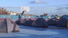 Σε ετοιμότητα η Σαντορίνη για το ενδεχόμενο μεγάλου σεισμού - Σκηνές της ΕΜΑΚ στο γήπεδο του νησιού
