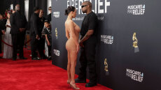 Bianca Censori: Εμφανίστηκε γυμνή στο κόκκινο χαλί των Grammy, την έδιωξαν από την τελετή