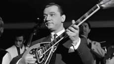 Μανώλης Χιώτης: Τα σουίνγκ και τα μάμπο του σε ένα νέο μουσικό πρόγραμμα