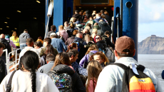 Σεισμοί στη Σαντορίνη: Αυξημένη κίνηση στο λιμάνι - Φεύγουν κάτοικοι «μέχρι να ηρεμήσει η κατάσταση»