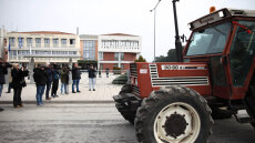 Λάρισα: Στην Περιφέρεια Θεσσαλίας έφτασαν με τα τρακτέρ τους οι αγρότες