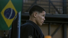 Βραζιλία: Πρωταθλητής του ζίου ζίτσου ζητιανεύει στα φανάρια για να βγάλει τα έξοδα του