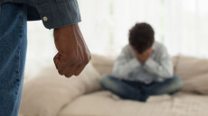 12χρονη στην Εύβοια αποκάλυψε σε έκθεση του σχολείου ότι κακοποιείται από τους γονείς της