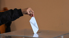 Metron Analysis:  Οι Έλληνες έχουν μεγαλύτερη εμπιστοσύνη στην οικογένεια, τον Στρατό και τα πανεπιστήμια  - Μετά, το χάος...