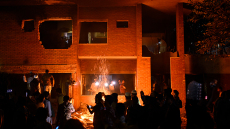 Διαδηλωτές κατέστρεψαν το σπίτι της πρώην πρωθυπουργού στο Μπαγκλαντές 