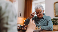 Ο εγκέφαλός μας γερνάει μετά τα 30! Και όμως κάποιοι έχουν αγέραστο μυαλό στα 80 – Τι κάνουν διαφορετικά