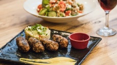 Τα σωστά σουτζουκάκια: Πού δοκιμάσαμε απ' τα καλύτερα της Θεσσαλονίκης