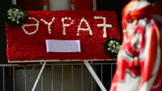 Ολυμπιακός: Σύσσωμα το τμήματα ποδοσφαίρου και μπάσκετ στο μνημόσυνο των θυμάτων της Θύρας 7