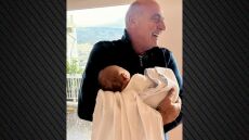 Ο Γιώργος Βουλγαράκης έγινε παππούς - Η πρώτη φωτογραφία με το εγγόνι του