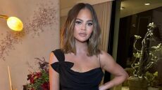 Αντιδράσεις προκάλεσε η νέα φωτογραφία της Κρίσι Τέιγκεν που τη δείχνει να κάνει μπάνιο με τα παιδιά της