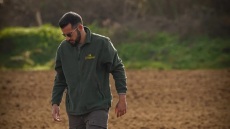 Ο Στέργιος Σαλαμουσάς στη Λήμνο παράγει όσπρια και σιτηρά μόνο από παραδοσιακές ποικιλίες