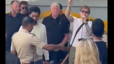 Ινδία: Ο Εντ Σίραν βγήκε να τραγουδήσει live στον δρόμο, αλλά οι αστυνομικοί... του τράβηξαν τα καλώδια 