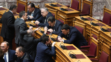 Πηγαδάκια, χαμόγελα και τετ α τετ στην εκλογή Προέδρου της Δημοκρατίας στη Βουλή 