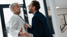 Ασφαλιστήρια: Τι πρέπει να ξέρετε για τις «εξτρά» χρεώσεις σε περίπτωση νοσηλείας