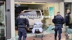 Βόλος: Έπαθε ανακοπή ενώ οδηγούσε και μπήκε με το φορτηγάκι του σε βιτρίνα καταστήματος