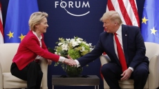 «Σκεφτόμαστε να συζητήσουμε για τους δασμούς» δήλωσε εκπρόσωπος της Κομισιόν για τη συνάντηση Τραμπ - φον ντερ Λάιεν