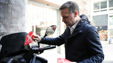 Ο Δούκας άφησε καρδούλες στα παράνομα παρκαρισμένα οχήματα για τον Άγιο Βαλεντίνο 