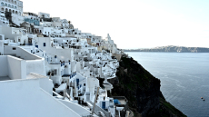 Άκης Τσελέντης για Σαντορίνη: «Ποιον δουλεύετε βρε άθλιοι;» είπε για την παράνομη δόμηση