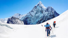 Σχεδόν 1.000 ορειβάτες παγιδεύτηκαν από χιονοθύελλα στο Έβερεστ
