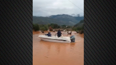 Με ταχύπλοο σκάφος κινούνται οι κάτοικοι στα Περατάτα Κεφαλονιάς για να φτάσουν στα σπίτια τους