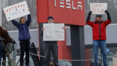 Διαμαρτυρίες κατά του Μασκ έξω από αντιπροσωπείες της Tesla στις ΗΠΑ