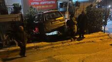 Tζιπ έπεσε σε είσοδο σπιτιού στη Νέα Πεντέλη, τέσσερις τραυματίες