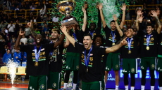 Κώστας Σλούκας: Πανηγύρισε με στίχους του Λεξ την κατάκτηση του Κυπέλλου - «Σε σημάδεψαν τα πάθη κι οι αόρατες ουλές»